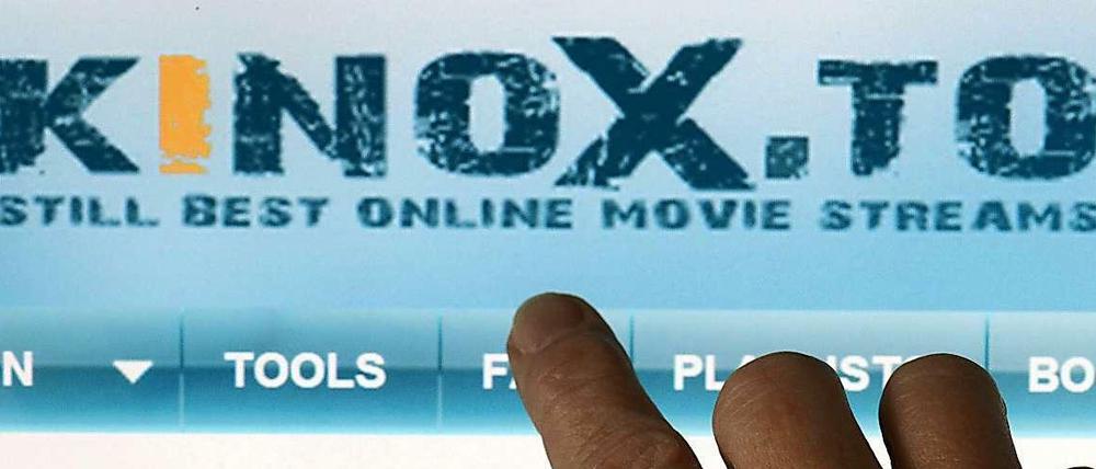 Website mit Raubkopien. Bei einer Razzia wurde jetzt nach vier hauptverdächtigen Betreibern von kinox.to gesucht. Zwei Männer wurden verhaftet, nach zwei weiteren wird europaweit gefahndet.