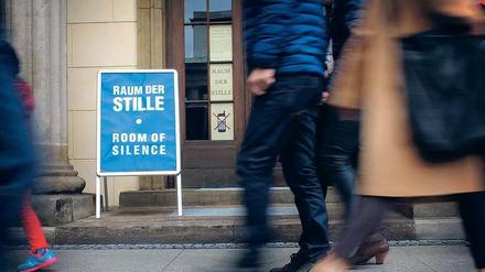 Schnellen Schrittes. Immer auf Trab, immer funktionieren müssen: So empfinden viele ihr Leben. Berliner und Berlin-Besucher halten gern inne im Raum der Stille. Mitten im Trubel, am Brandenburger Tor, auf 30 Quadratmetern – hereinspaziert. 