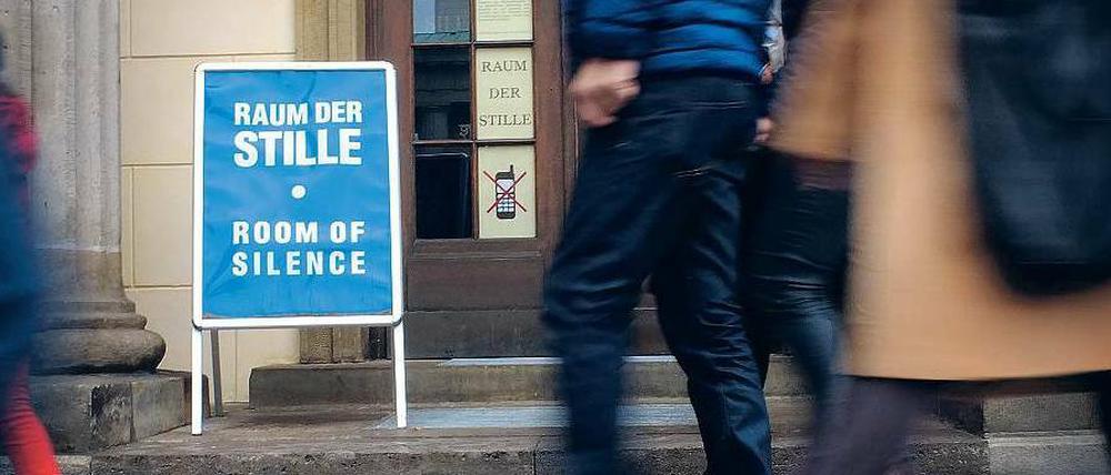 Schnellen Schrittes. Immer auf Trab, immer funktionieren müssen: So empfinden viele ihr Leben. Berliner und Berlin-Besucher halten gern inne im Raum der Stille. Mitten im Trubel, am Brandenburger Tor, auf 30 Quadratmetern – hereinspaziert. 