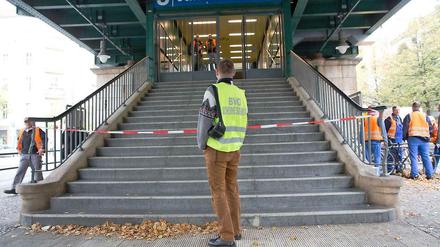 Nach einem Kabelbrand am U-Bahnhof Schönhauser Allee am Montagmorgen ist die Strecke zwischen Alexanderplatz und Pankow gesperrt. 