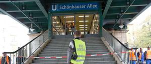Nach einem Kabelbrand am U-Bahnhof Schönhauser Allee am Montagmorgen ist die Strecke zwischen Alexanderplatz und Pankow gesperrt. 