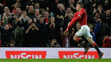Zu viel Torjubel: Robin van Persie feiert sein 1:1 gegen Chelsea - und zieht sich das Trikot aus...
