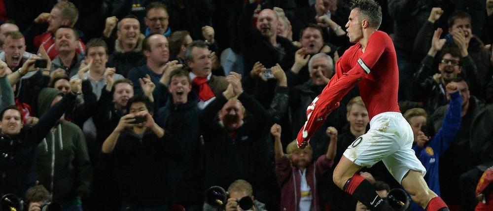 Zu viel Torjubel: Robin van Persie feiert sein 1:1 gegen Chelsea - und zieht sich das Trikot aus...