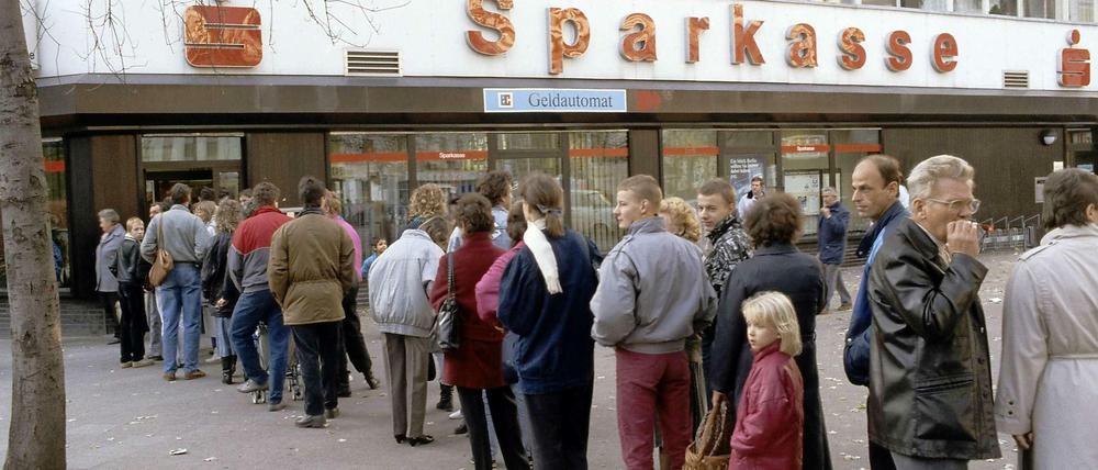 Herbst 1989. Hunderttausende DDR-Bürger holten sich in den Tagen nach dem Mauerfall ihr Begrüßungsgeld in Höhe von 100 D-Mark ab.