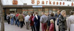 Herbst 1989. Hunderttausende DDR-Bürger holten sich in den Tagen nach dem Mauerfall ihr Begrüßungsgeld in Höhe von 100 D-Mark ab.