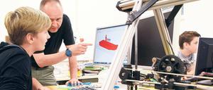 Ausdrücklich lehrreich. In der Grünauer Werkstatt des Vereins TJP können Schüler mit 3-D-Druckern arbeiten. 