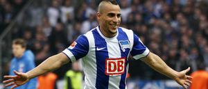 In Topform: Änis Ben-Hatira bejubelt das erste seiner zwei Tore zum 3:0-Sieg der Berliner gegen den Hamburger SV. 