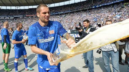 21. April 2013: Pierre-Michel Lasogga schießt Hertha BSC mit seinem Treffer zum 1:0 gegen den SV Sandhausen zurück in die erste Bundesliga - und feiert anschließend ausgelassen vor der Ostkurve im Berliner Olympiastadion.
