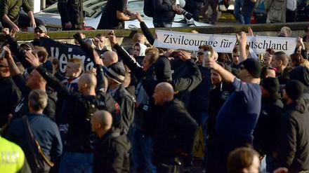 Mit ausgestrecktem linken Arm. Rechte Hooligans am Sonntag bei der Demonstration gegen Salafisten.