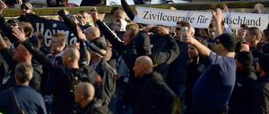 Mit ausgestrecktem linken Arm. Rechte Hooligans am Sonntag bei der Demonstration gegen Salafisten.