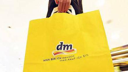 Großeinkauf. Im Inland und Südosteuropa wächst dm kräftig. Im Rest Europas und beim Online-Geschäft hält sich der Drogeriemarktführer aber bislang zurück.