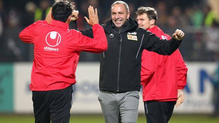 Erlösung nach dem Sieg in Aalen: Union-Trainer Norbert Düwel (m.).