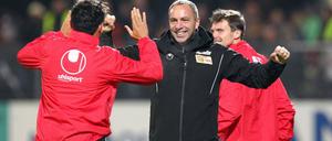 Erlösung nach dem Sieg in Aalen: Union-Trainer Norbert Düwel (m.).