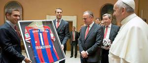 Pjilipp Lahm und Manuel Neuer überreichten Papst Franziskus ein signiertes Trikot als Gastgeschenk.