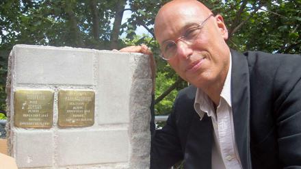 Steine des Anstoßes - Terry Swartzberg mit den Stolpersteinen für Siegfried und Paula Jordan.