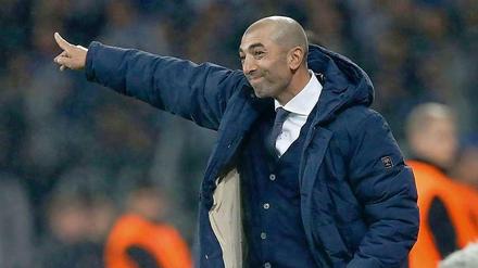 Roberto di Matteo weist sein Team, den FC Schalke 04, beim Spiel bei Bayer 04 Leverkusen an.
