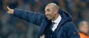 Roberto di Matteo weist sein Team, den FC Schalke 04, beim Spiel bei Bayer 04 Leverkusen an.
