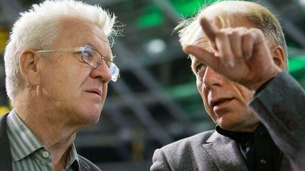 Jürgen Trittin (r) will den linken Flügel in der grünen Partei stärken. Die Realos im Südwesten, hier Baden-Württembergs Ministerpräsident Winfried Kretschmann, aber auch Tarek al-Wazir, der in Hessen mit der CDU koaliert, sind ihm ein Dorn im Auge.