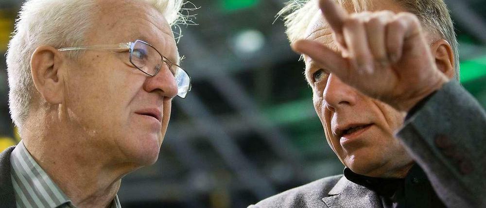 Jürgen Trittin (r) will den linken Flügel in der grünen Partei stärken. Die Realos im Südwesten, hier Baden-Württembergs Ministerpräsident Winfried Kretschmann, aber auch Tarek al-Wazir, der in Hessen mit der CDU koaliert, sind ihm ein Dorn im Auge.