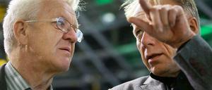 Jürgen Trittin (r) will den linken Flügel in der grünen Partei stärken. Die Realos im Südwesten, hier Baden-Württembergs Ministerpräsident Winfried Kretschmann, aber auch Tarek al-Wazir, der in Hessen mit der CDU koaliert, sind ihm ein Dorn im Auge.