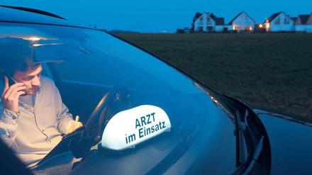 In vielen Regionen Brandenburgs müssen Mediziner per Auto über die Dörfer. In den Gemeinden fehlen Arztpraxen.