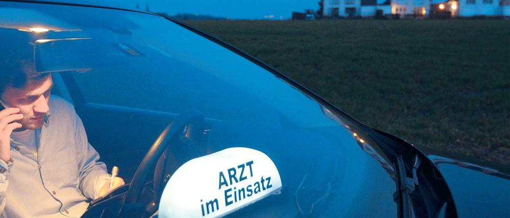 In vielen Regionen Brandenburgs müssen Mediziner per Auto über die Dörfer. In den Gemeinden fehlen Arztpraxen.