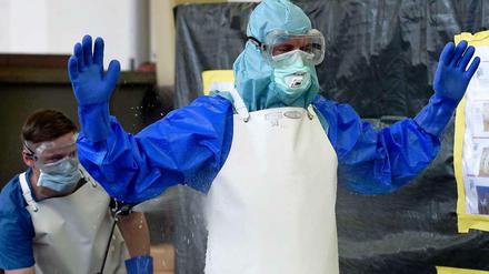 Ebola-Helfer bei der Vorbereitung auf ihren Einsatz in Westafrika.