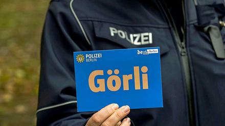 Blaue Karte. Solche Flyer verteilte die Polizei im Görlitzer Park, um vor Kriminellen zu warnen.