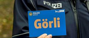 Blaue Karte. Solche Flyer verteilte die Polizei im Görlitzer Park, um vor Kriminellen zu warnen.