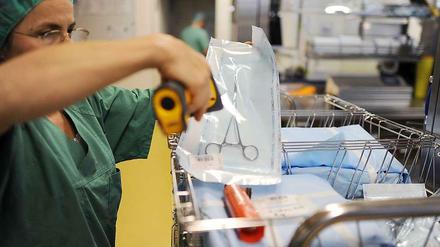 Eine Krankenschwester versiegelt Operationsbesteck (Archivbild).