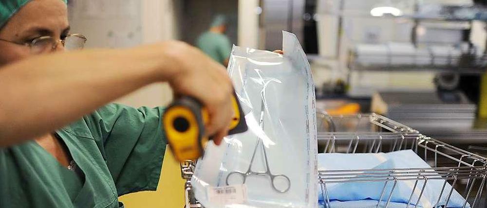 Eine Krankenschwester versiegelt Operationsbesteck (Archivbild).