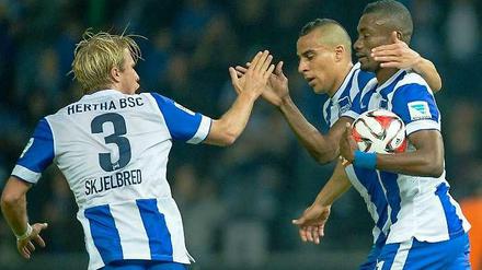 Per Skjelbred (l.) und Änis Ben-Hatira (hinten) stehen beim Pokalspiel in Bielefeld nicht zur Verfügung.