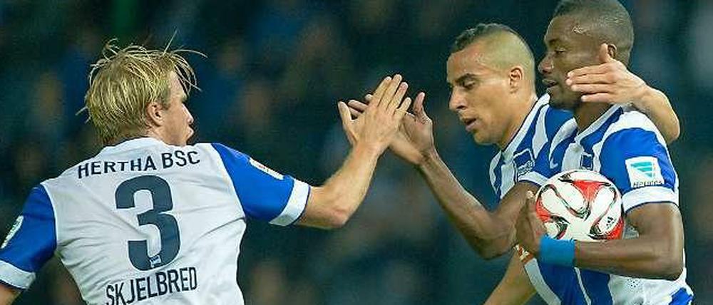 Per Skjelbred (l.) und Änis Ben-Hatira (hinten) stehen beim Pokalspiel in Bielefeld nicht zur Verfügung.