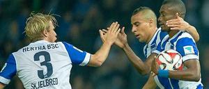 Per Skjelbred (l.) und Änis Ben-Hatira (hinten) stehen beim Pokalspiel in Bielefeld nicht zur Verfügung.