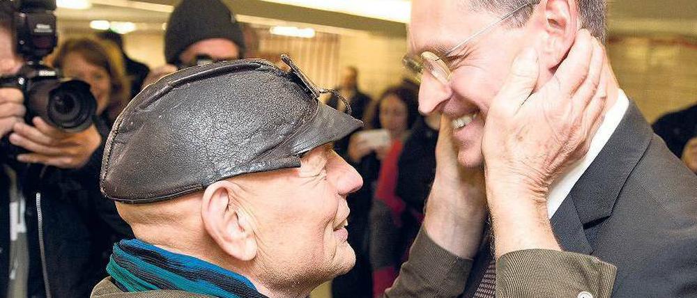 Getätschelt. Ben Wagin lernte Michael Müller kennen, als der zum Fraktionsvorsitzenden gewählt wurde. Jetzt eröffneten beide eine neue Ausstellung. 