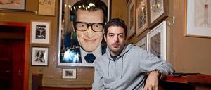 David Barenboim in der Paris Par vor dem Porträt von Yves Saint Laurent.