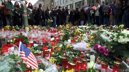 Vor der US-Botschaft, die damals noch in der Neustädtischen Kirchstraße in Mitte residierte, standen Menschen am 13. September 2001 Schlange, um sich ins Kondolenzbuch für die Opfer der Anschläge einzutragen. 