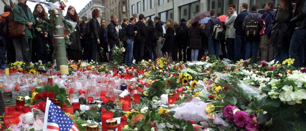 Vor der US-Botschaft, die damals noch in der Neustädtischen Kirchstraße in Mitte residierte, standen Menschen am 13. September 2001 Schlange, um sich ins Kondolenzbuch für die Opfer der Anschläge einzutragen.