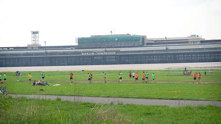 Im Mai 2010 wurde der stillgelegte Flughafen Tempelhof als Park eröffnet und begeistert angenommen - für die Instandhaltung ist das Geld aber knapp..