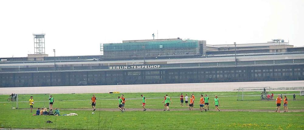 Im Mai 2010 wurde der stillgelegte Flughafen Tempelhof als Park eröffnet und begeistert angenommen - für die Instandhaltung ist das Geld aber knapp..