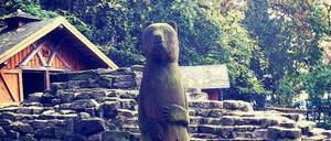 Was wird aus ihm? Womöglich steht der Holzbär im Viktoriapark bald ganz alleine.