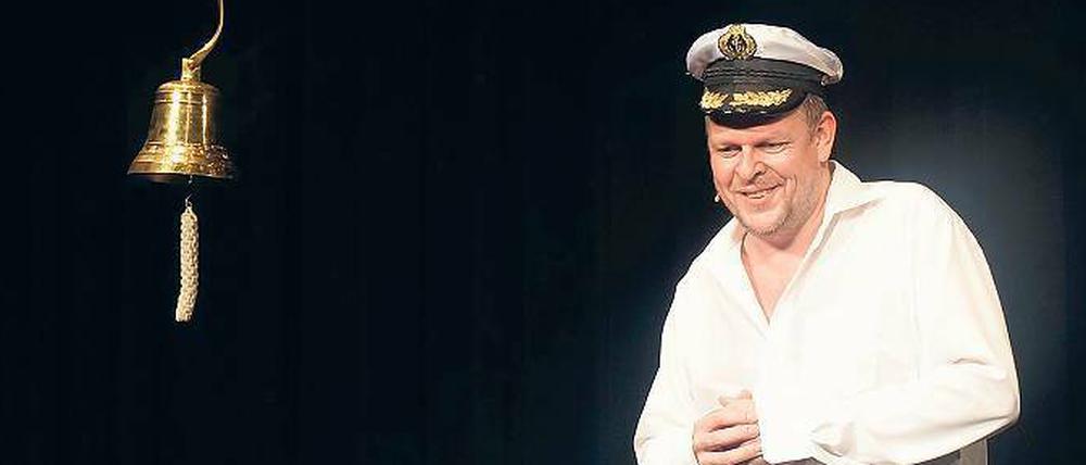 Angeschickert. So kommt der vermeintliche „Europa“-Kapitän auf die Bühne. Der echte an Bord ist natürlich nüchtern.