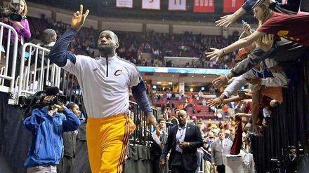 Rückkehr als Triumphzug: LeBron James wird beim Verlassen der Halle nach dem 107-98-Sieg im Testspiel der Cleveland Cavaliers gegen die Chicago Bulls von den Fans gefeiert.