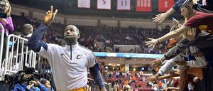 Rückkehr als Triumphzug: LeBron James wird beim Verlassen der Halle nach dem 107-98-Sieg im Testspiel der Cleveland Cavaliers gegen die Chicago Bulls von den Fans gefeiert.