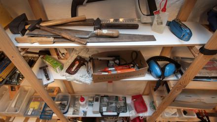 Sägen, Ohrenschützer, Sechskantschlüssel: Werkzeuge im Leihladen "Leila" in Prenzlauer Berg.