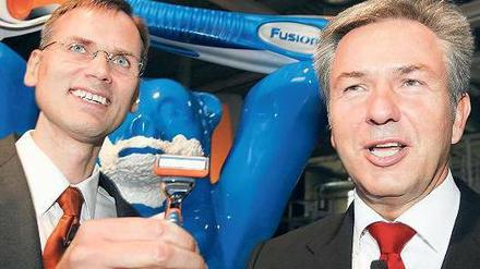 Schön war die Zeit. Klaus Wowereit (rechts) beim Gillette-Werksbesuch 2006 mit dem damaligen Werksleiter Gero Wiese.