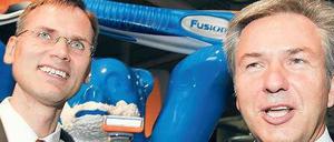 Schön war die Zeit. Klaus Wowereit (rechts) beim Gillette-Werksbesuch 2006 mit dem damaligen Werksleiter Gero Wiese.