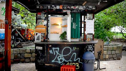 An der Frischetheke. Der öffentliche Kühlschrank in der Wilhelmstraße in Kreuzberg steht jedem offen.