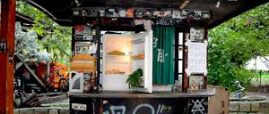 An der Frischetheke. Der öffentliche Kühlschrank in der Wilhelmstraße in Kreuzberg steht jedem offen.