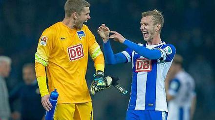 Zurück im Zentrum: Fabian Lustenberger (r.) gehört wieder zum Stammpersonal, Keeper Kraft freut sich über die Rückkehr des Abwehrchefs - und über weniger Gegentore.